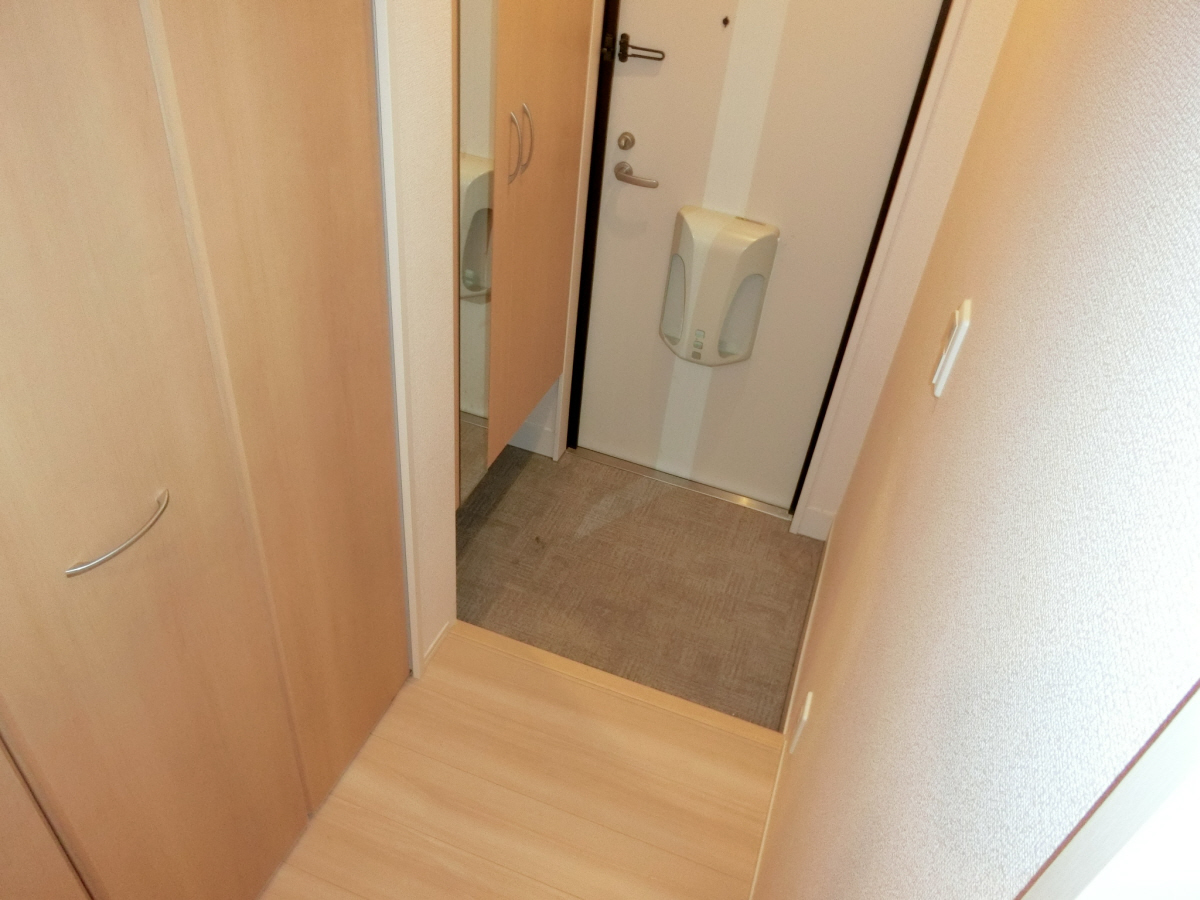 玄関 ※101号の別部屋の写真になります 写真7