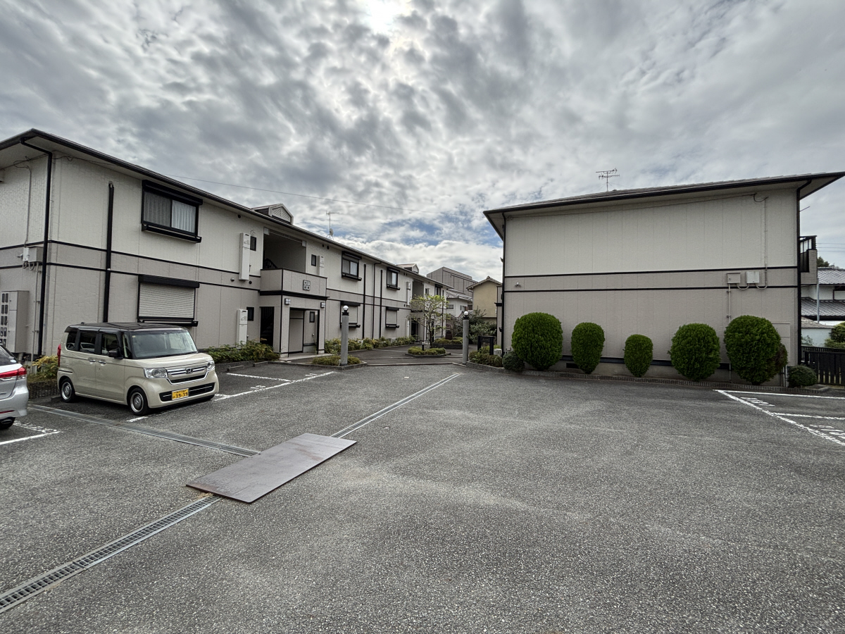 物件番号:1076744567 大手ハウスメーカー施工のハイツ 設備も充実 駐車場1台込みの賃料です