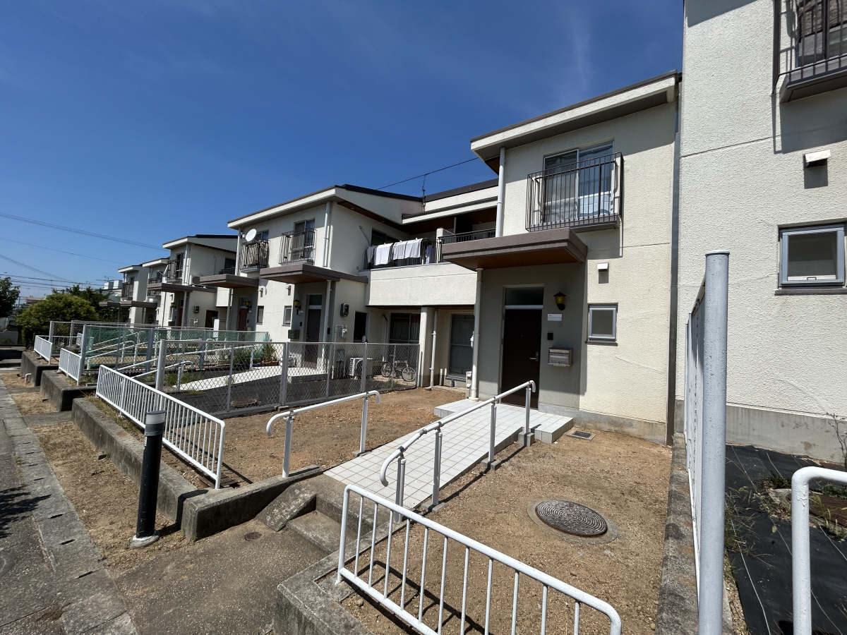 物件番号:1076746665 広々メゾネットタウンハウス　ルーフテラス付きで快適生活　敷地内に公園あります