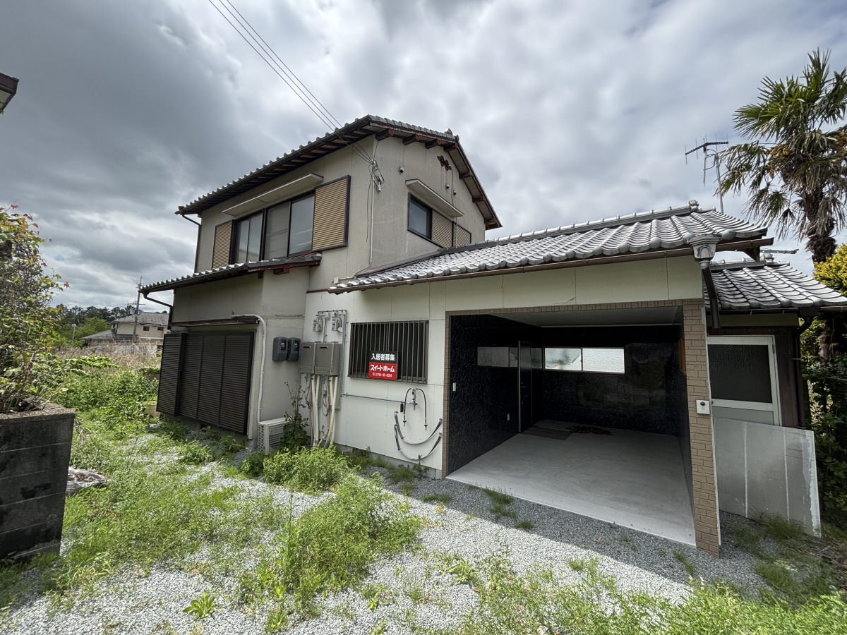 物件番号:1076744322 屋根付き駐車スペース２台分付き　ペット相談可　リフォームしておりキレイな室内です