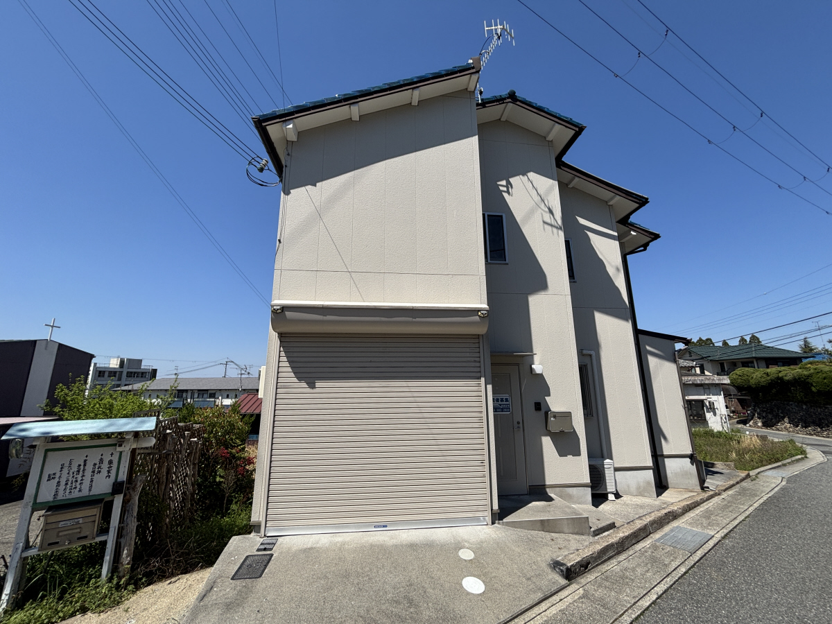 物件番号:1076744894 電動シャッター付き屋内ガレージ付き　オール電化で経済的　室内リフォーム済み