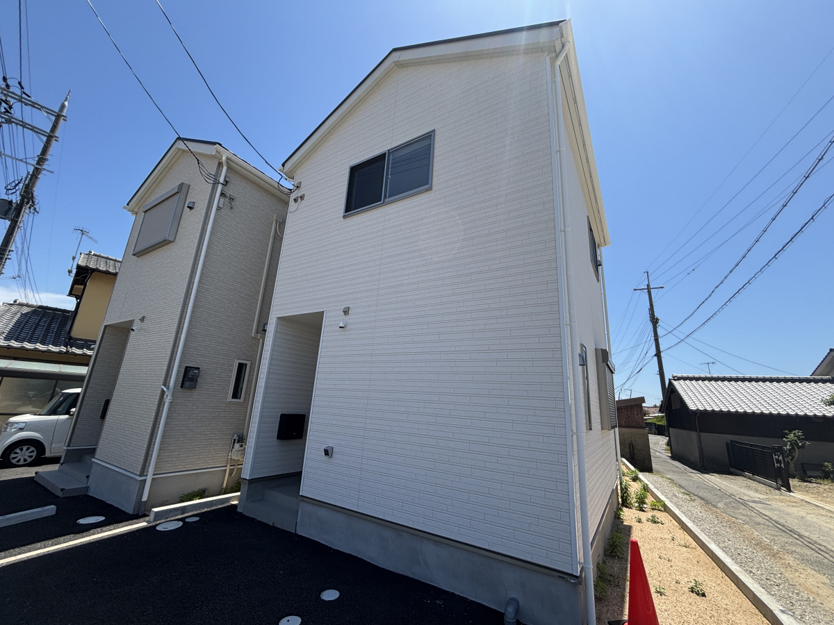 物件番号:1076746149 設備充実の新築戸建て賃貸 広々リビング18帖 駐車場3台込みの賃料です