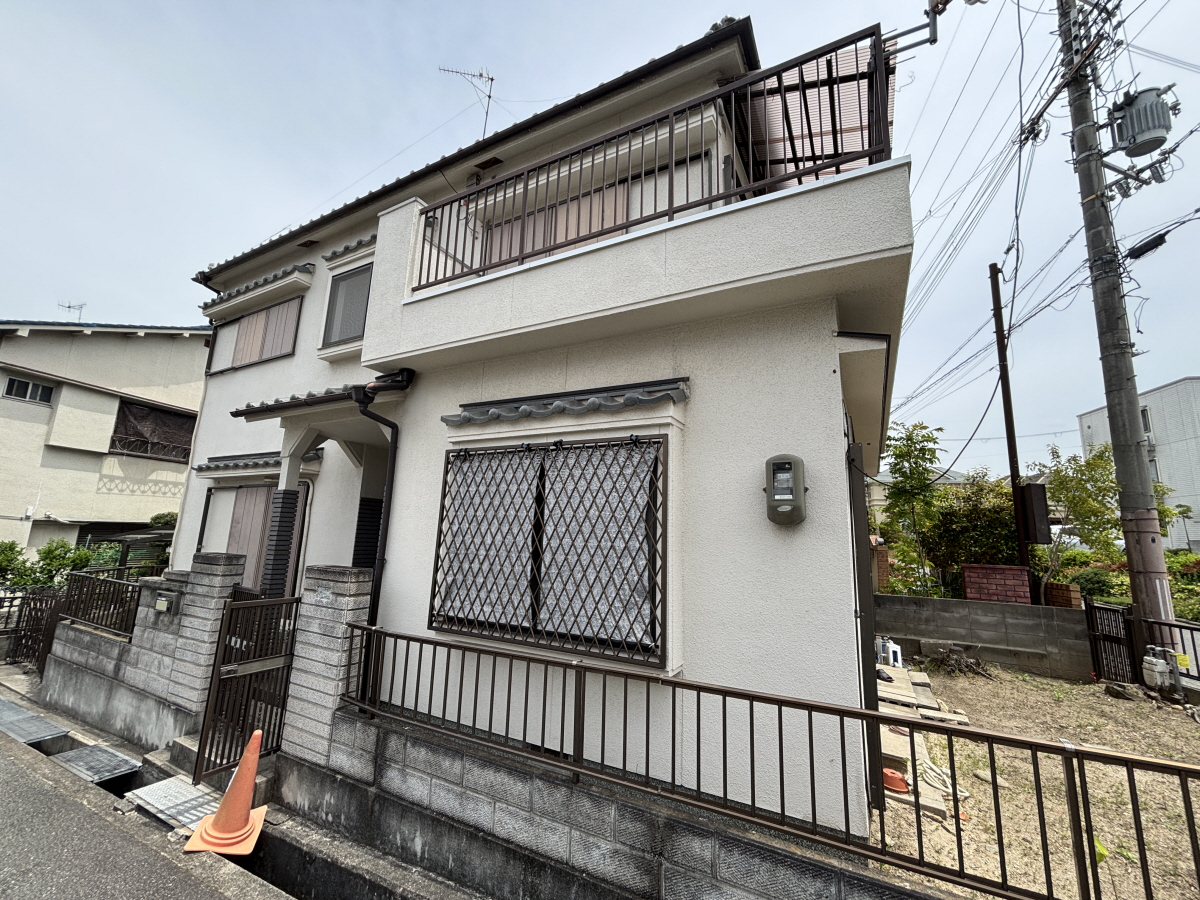 物件番号:1076746151 JR魚住駅まで徒歩圏内　角地で日当たり良好　駐車場１台込みの賃料です