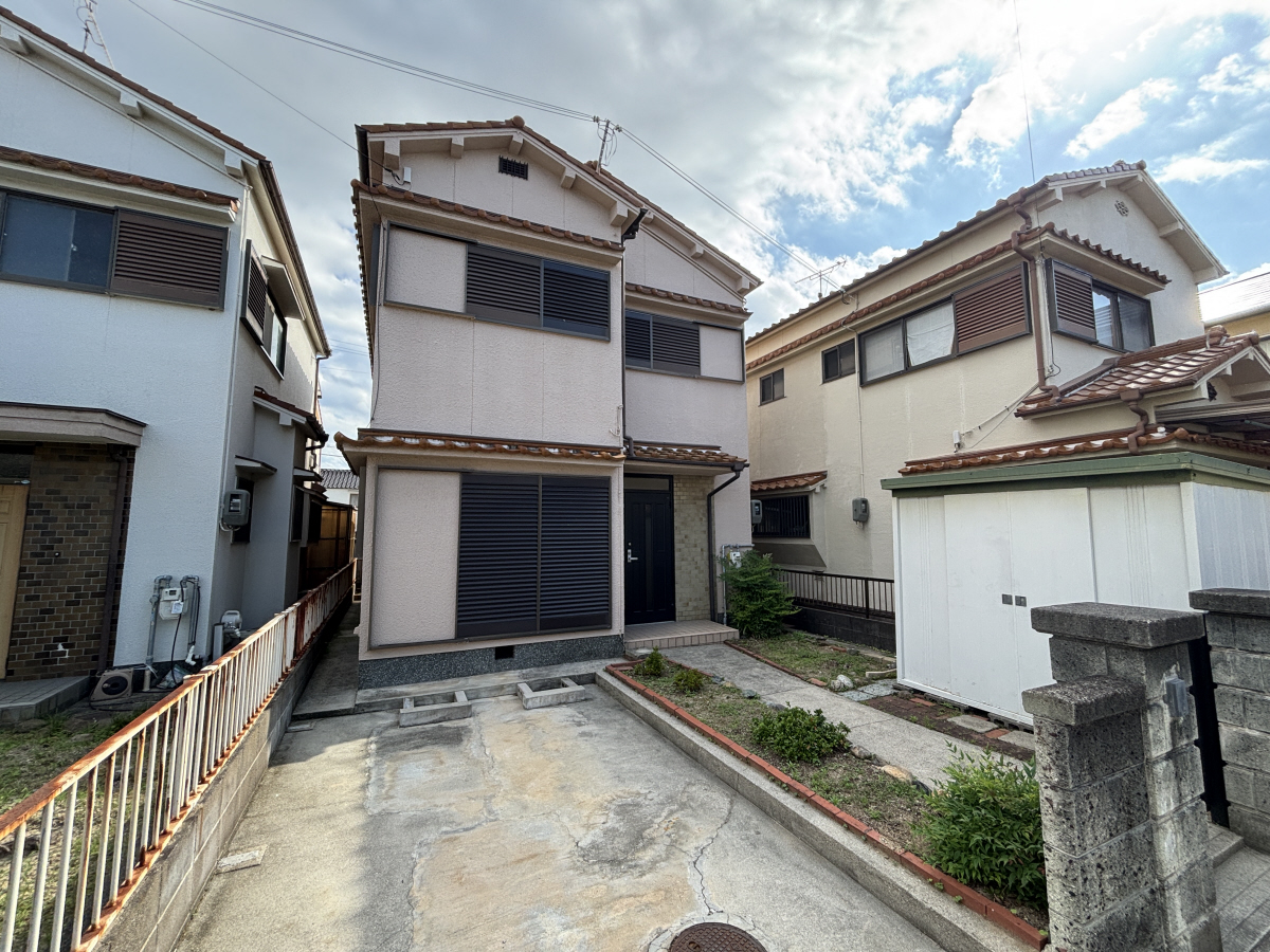 物件番号:1076746230 ペット相談可の戸建て 静かな住宅地で環境良好 駐車場1台込みの賃料です