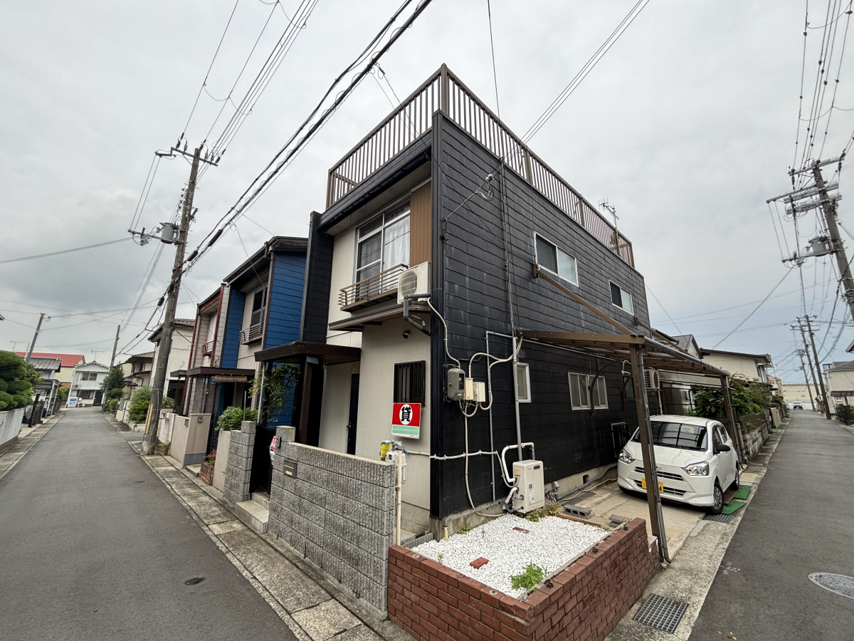 物件番号:1076746251 リノベーション済みの戸建て賃貸 屋上バルコニー 駐車場1台込みの賃料です