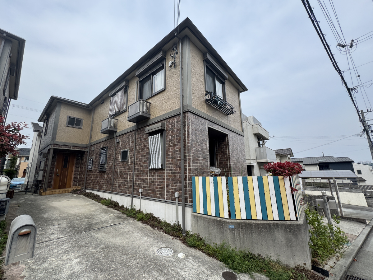 物件番号:1076711972 人気のメゾネットタイプ　設備充実　都市ガス　駐車場２台分（縦列）込の賃料です