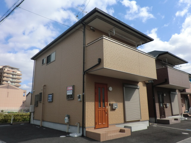 物件番号:1076714618 生活便利な立地　人気の戸建タイプ　敷地内駐車場２台込の賃料です