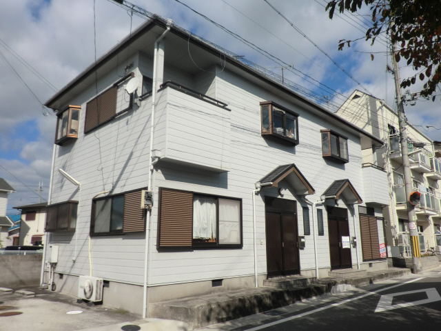 物件番号:1076745285 JR土山駅徒歩4分 スーパーも近く生活便利な立地 駐車場1台込の賃料です