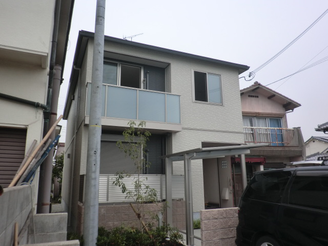 物件番号:1076715223 ペット可（犬・猫計2匹まで）　戸建て感覚のお部屋　駐車場１台込の賃料です