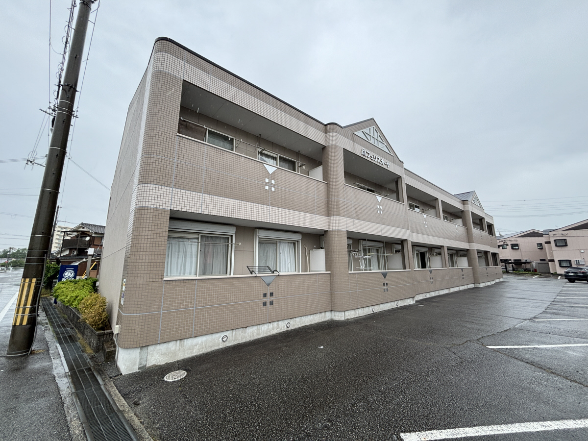 物件番号:1076734638 大手ハウスメーカー施工のハイツ　閑静な住宅街　駐車場１台込の賃料です