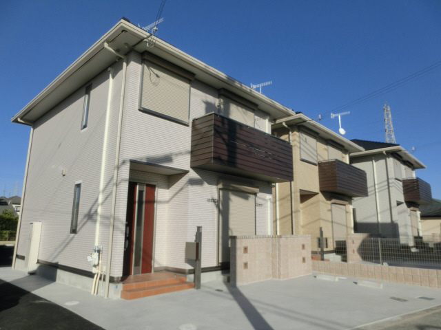 物件番号:1076720585 大手ハウスメーカー施工　広々浴槽有　ペット飼育可　駐車場２台分込みの賃料です