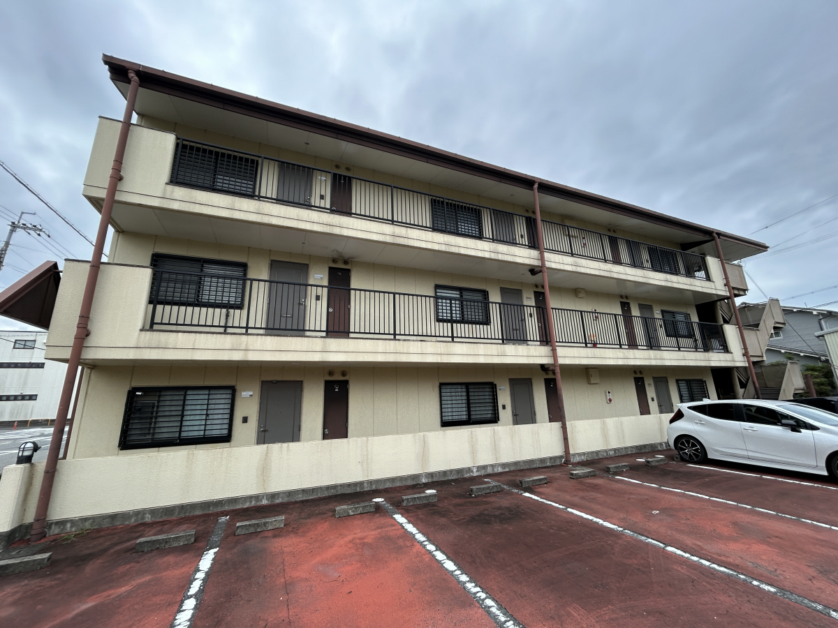物件番号:1076731569 大手ハウスメーカー施工　人気のカウンターキッチン　駐車場１台込みの賃料です