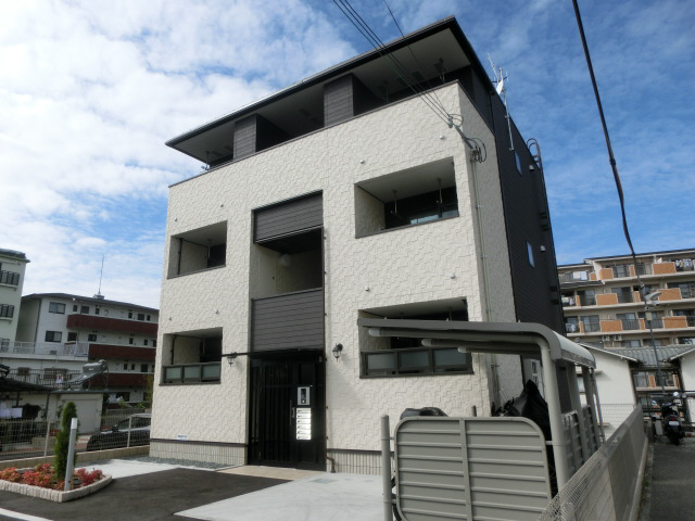 物件番号:1076726443 JR魚住駅まで徒歩4分　生活便利な立地　全戸角部屋の築浅ハイツです