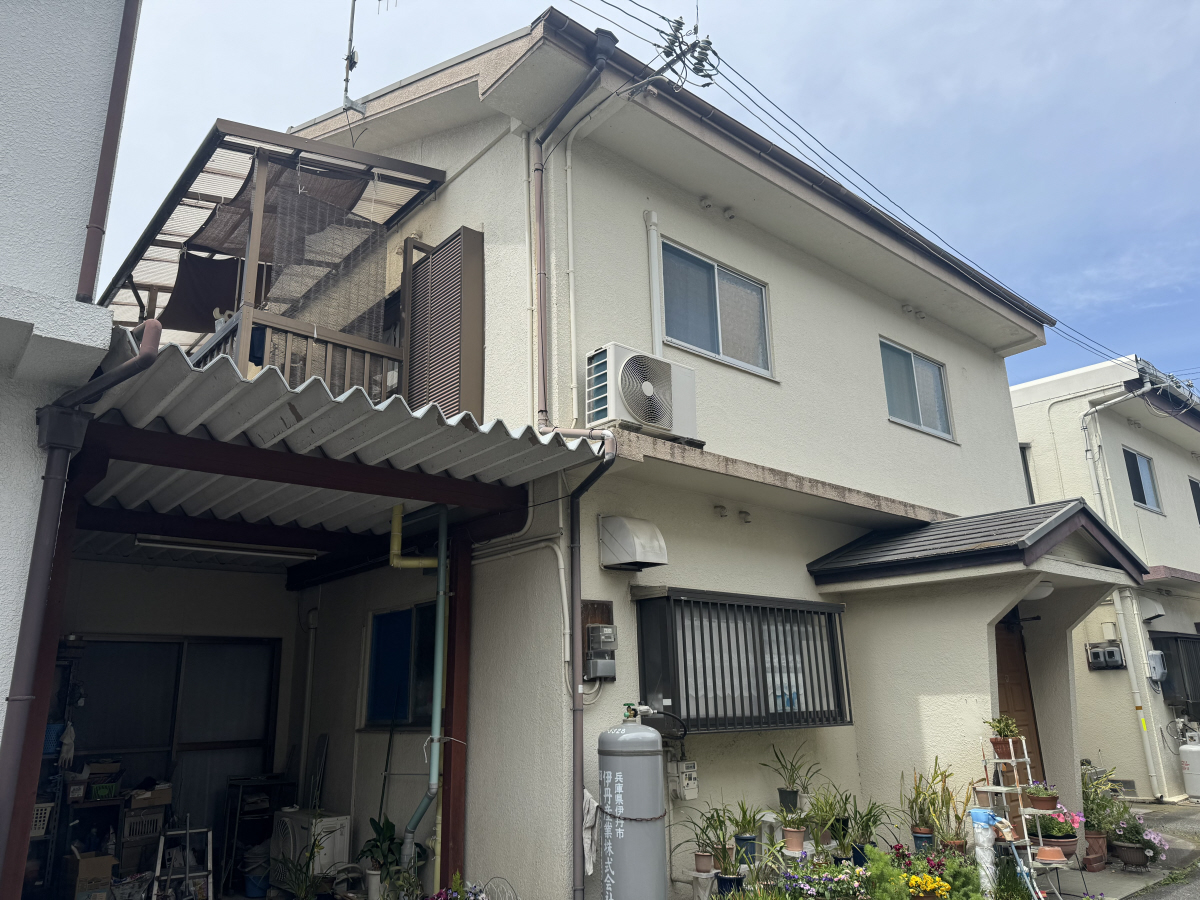 物件番号:1076745718 カーポート付き駐車スペース2台分ありの一戸建て　広々バルコニーで快適ライフ